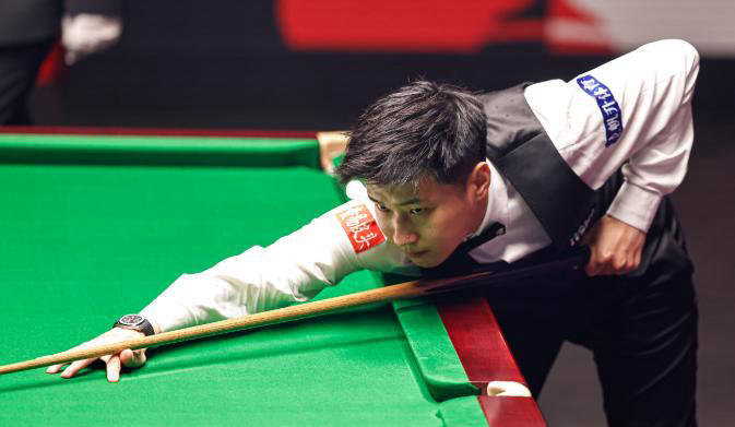斯诺克国锦赛8强战：赵心童首局进2球领先